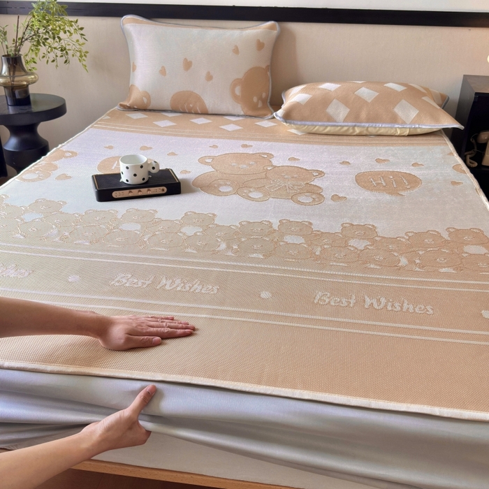 91家纺网 家纺一手货源 找家纺 乐居家纺 2025新款A类碳光抗菌凉感可水洗冰丝凉席席子床笠款 小熊伙伴-咖