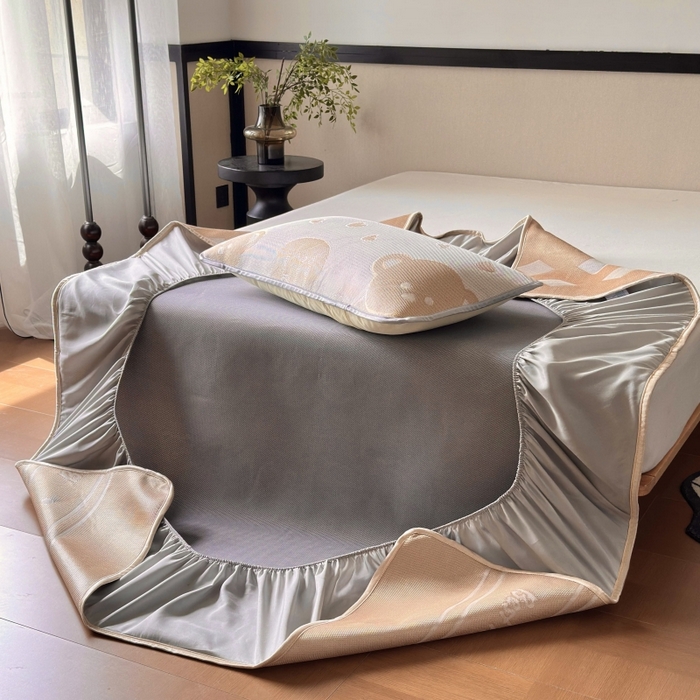 91家纺网 家纺一手货源 找家纺 乐居家纺 2025新款A类碳光抗菌凉感可水洗冰丝凉席席子床笠款 小熊伙伴-咖