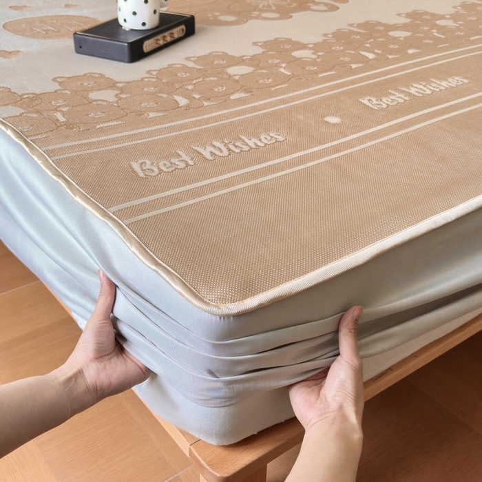 91家纺网 家纺一手货源 找家纺 乐居家纺 2025新款A类碳光抗菌凉感可水洗冰丝凉席席子床笠款 小熊伙伴-咖