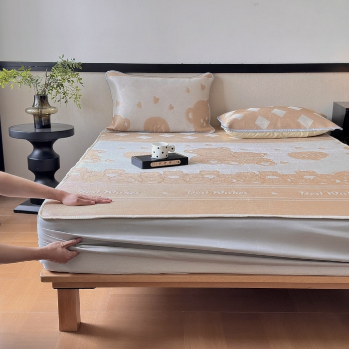 91家纺网 家纺一手货源 找家纺 乐居家纺 2025新款A类碳光抗菌凉感可水洗冰丝凉席席子床笠款 小熊伙伴-咖