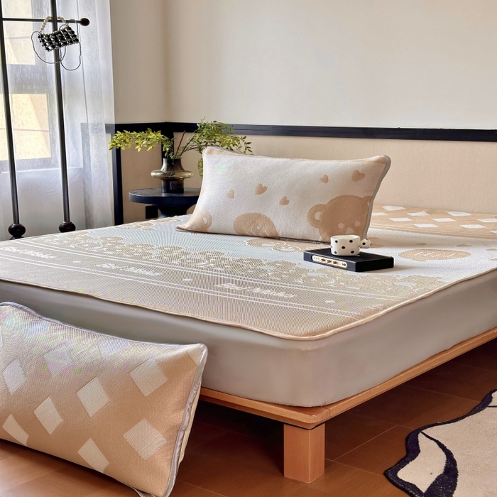 91家纺网 家纺一手货源 找家纺 乐居家纺 2025新款A类碳光抗菌凉感可水洗冰丝凉席席子床笠款 小熊伙伴-咖