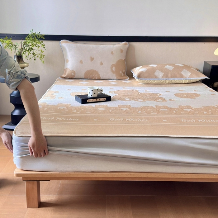 91家纺网 家纺一手货源 找家纺 乐居家纺 2025新款A类碳光抗菌凉感可水洗冰丝凉席席子床笠款 小熊伙伴-咖