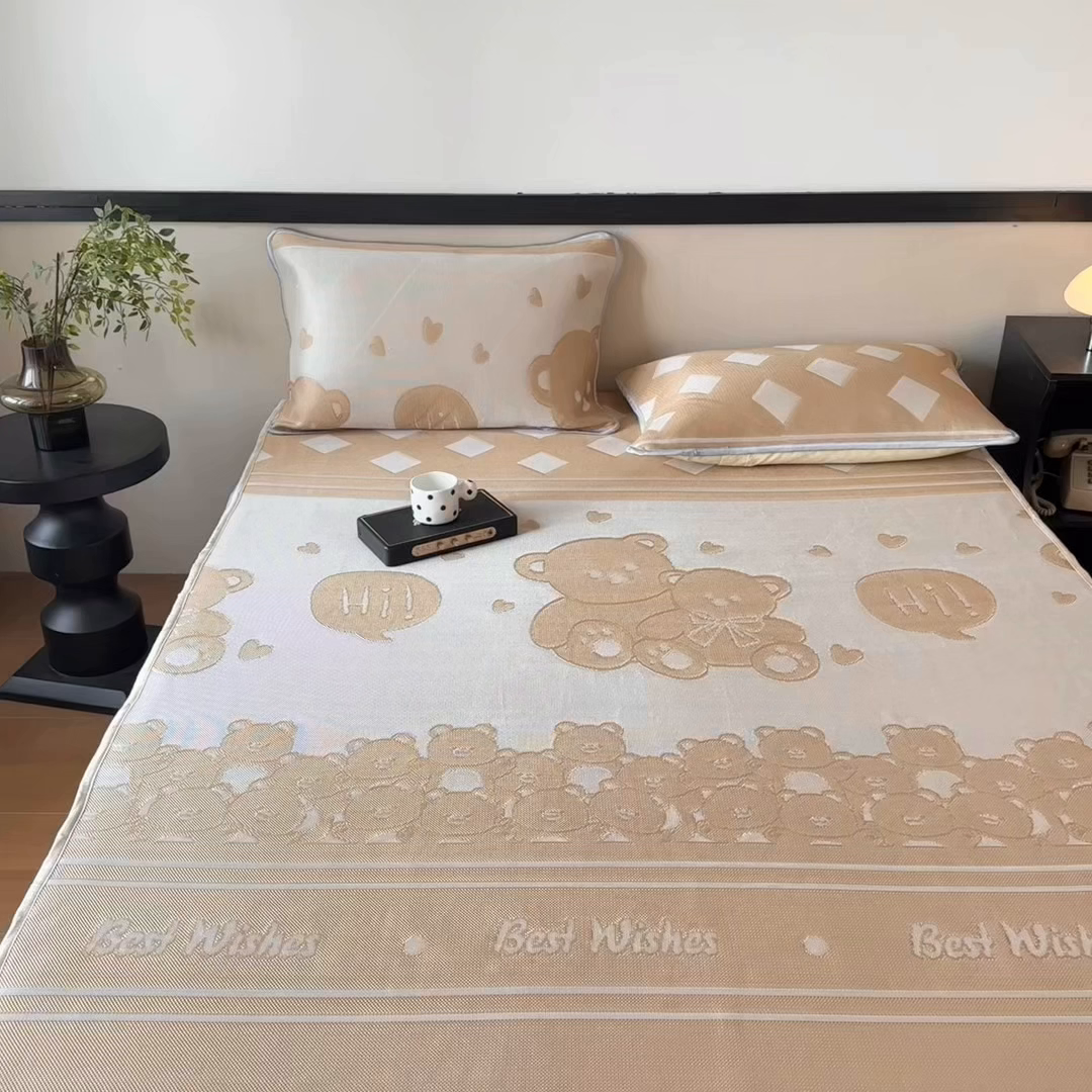 91家纺网 家纺一手货源 找家纺 乐居家纺 2025新款A类碳光抗菌凉感可水洗冰丝凉席席子床笠款 小熊伙伴-咖