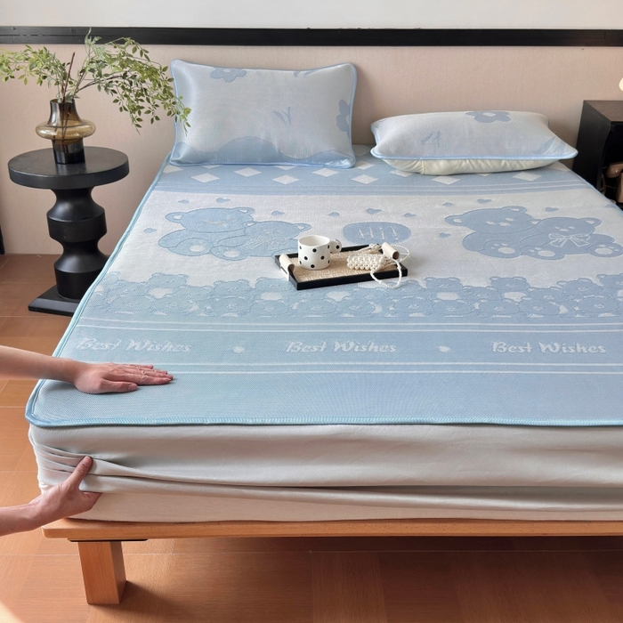 91家纺网 家纺一手货源 找家纺 乐居家纺 2025新款A类碳光抗菌凉感可水洗冰丝凉席席子床笠款 小熊伙伴-蓝