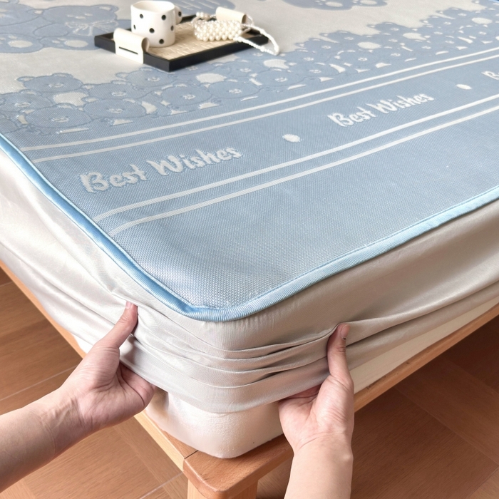 91家纺网 家纺一手货源 找家纺 乐居家纺 2025新款A类碳光抗菌凉感可水洗冰丝凉席席子床笠款 小熊伙伴-蓝