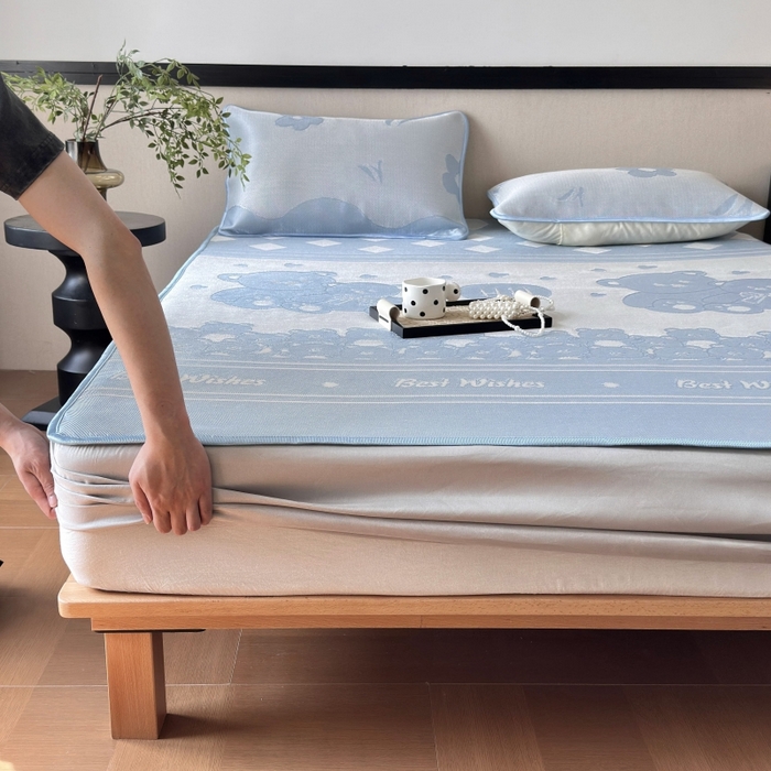 91家纺网 家纺一手货源 找家纺 乐居家纺 2025新款A类碳光抗菌凉感可水洗冰丝凉席席子床笠款 小熊伙伴-蓝