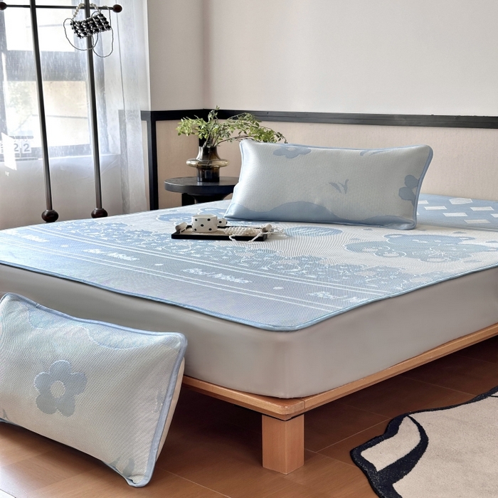 91家纺网 家纺一手货源 找家纺 乐居家纺 2025新款A类碳光抗菌凉感可水洗冰丝凉席席子床笠款 小熊伙伴-蓝