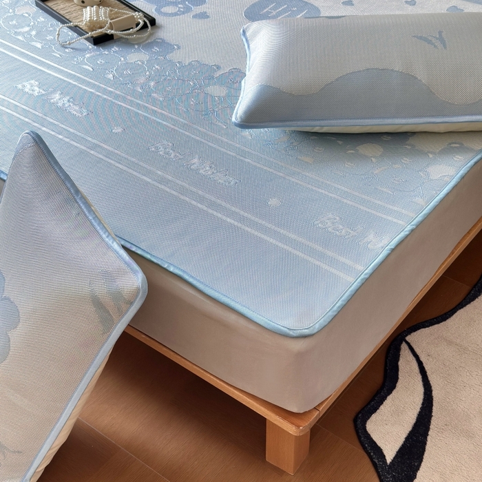 91家纺网 家纺一手货源 找家纺 乐居家纺 2025新款A类碳光抗菌凉感可水洗冰丝凉席席子床笠款 小熊伙伴-蓝