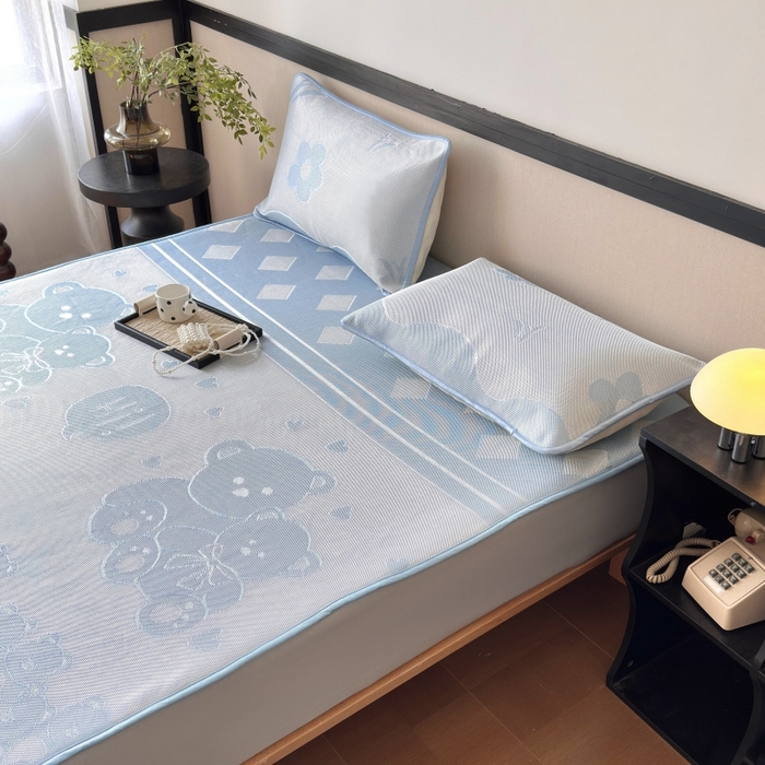 91家纺网 家纺一手货源 找家纺 乐居家纺 2025新款A类碳光抗菌凉感可水洗冰丝凉席席子床笠款 小熊伙伴-蓝