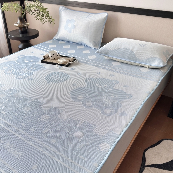 91家纺网 家纺一手货源 找家纺 乐居家纺 2025新款A类碳光抗菌凉感可水洗冰丝凉席席子床笠款 小熊伙伴-蓝