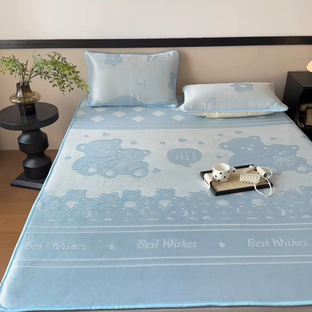 91家纺网 家纺一手货源 找家纺 乐居家纺 2025新款A类碳光抗菌凉感可水洗冰丝凉席席子床笠款 小熊伙伴-蓝