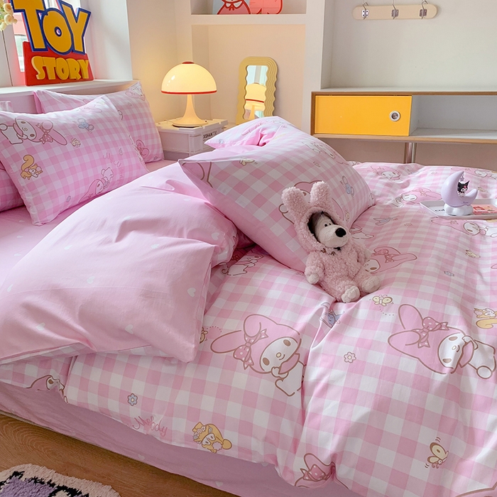 91家纺网 家纺一手货源 找家纺 玉元坊 2025年5月新品三丽鸥全棉床单纯棉床裙床笠三四件套简约基础款式-美乐蒂简约款式 粉格美乐蒂【简约款】