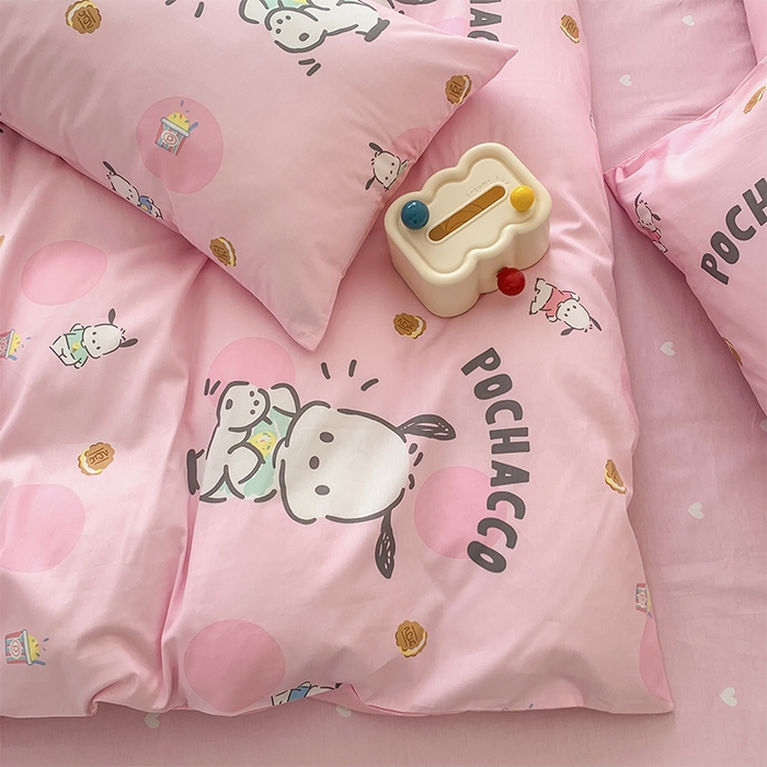 91家纺网 家纺一手货源 找家纺 玉元坊 2025年5月新品三丽鸥全棉床单纯棉床裙床笠三四件套简约基础款式-帕恰狗简约款式 开心帕恰狗【简约款】