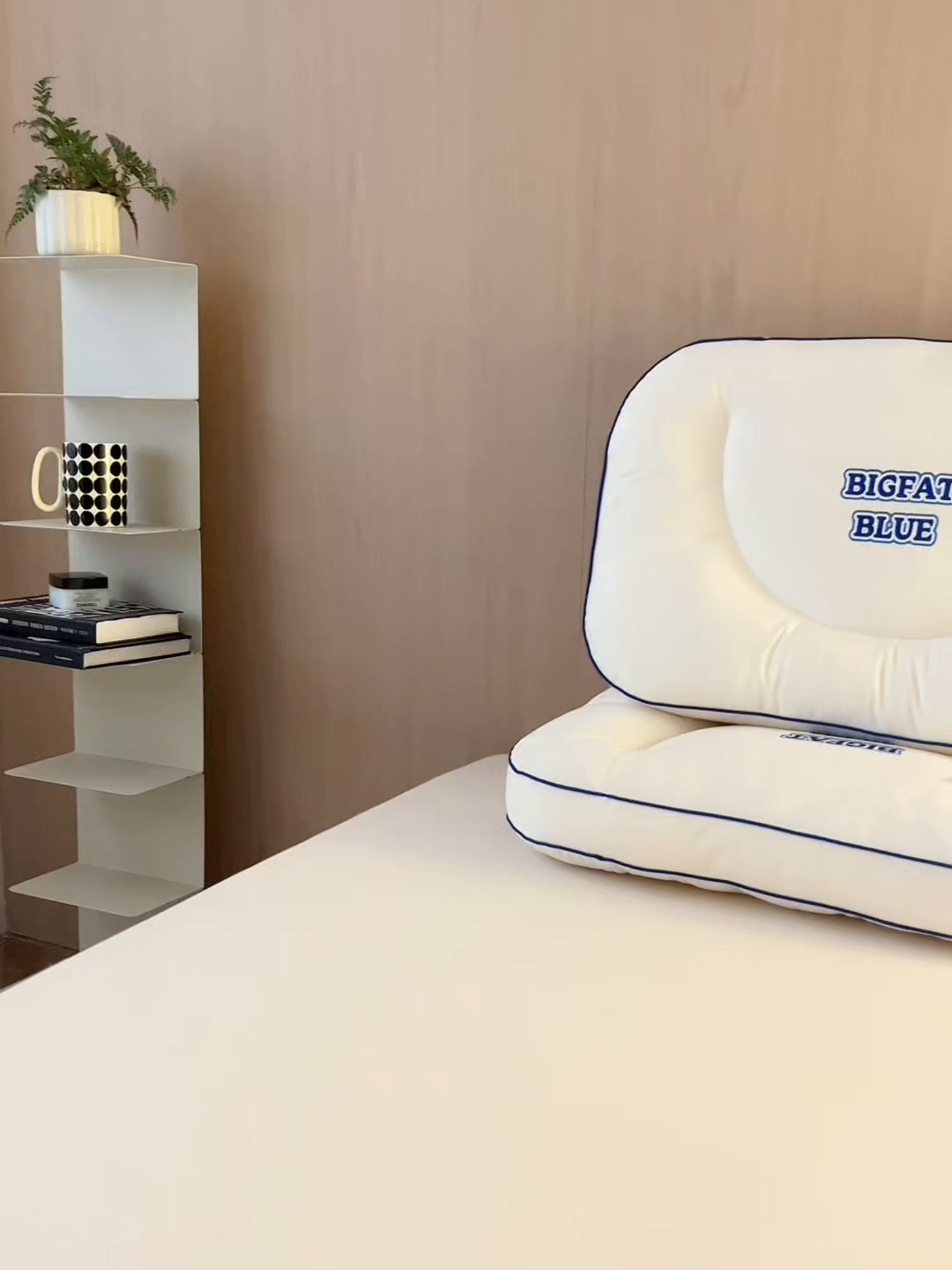 91家纺网 家纺一手货源 找家纺 （总）北鸣有鱼枕芯馆 2025新款荷兰绒蓝胖子护颈枕枕头枕芯