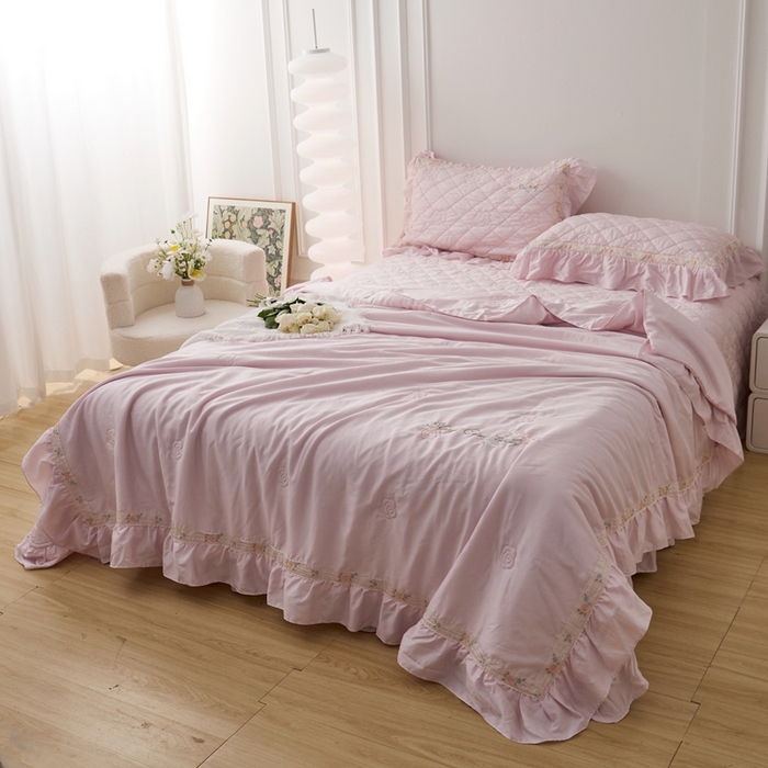 91家纺网 家纺一手货源 找家纺 2025新款50莱赛尔双面天丝床盖三件套 山茶花粉