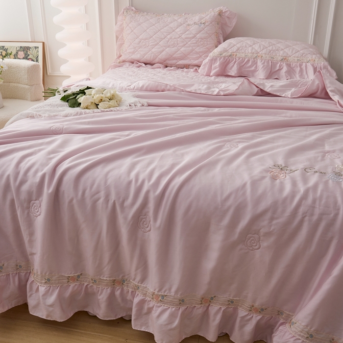 91家纺网 家纺一手货源 找家纺 2025新款50莱赛尔双面天丝床盖三件套 山茶花粉