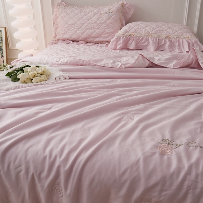 91家纺网 家纺一手货源 找家纺 2025新款50莱赛尔双面天丝床盖三件套 山茶花粉