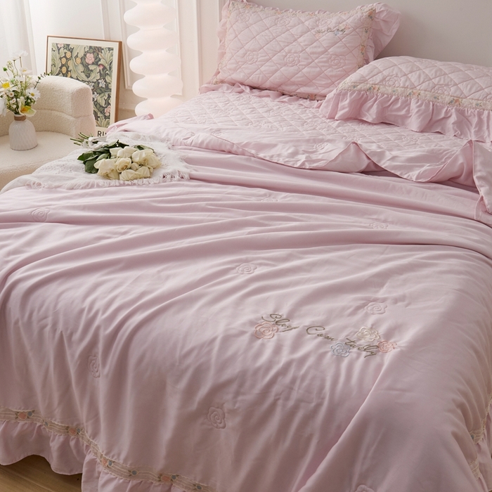 91家纺网 家纺一手货源 找家纺 2025新款50莱赛尔双面天丝床盖三件套 山茶花粉