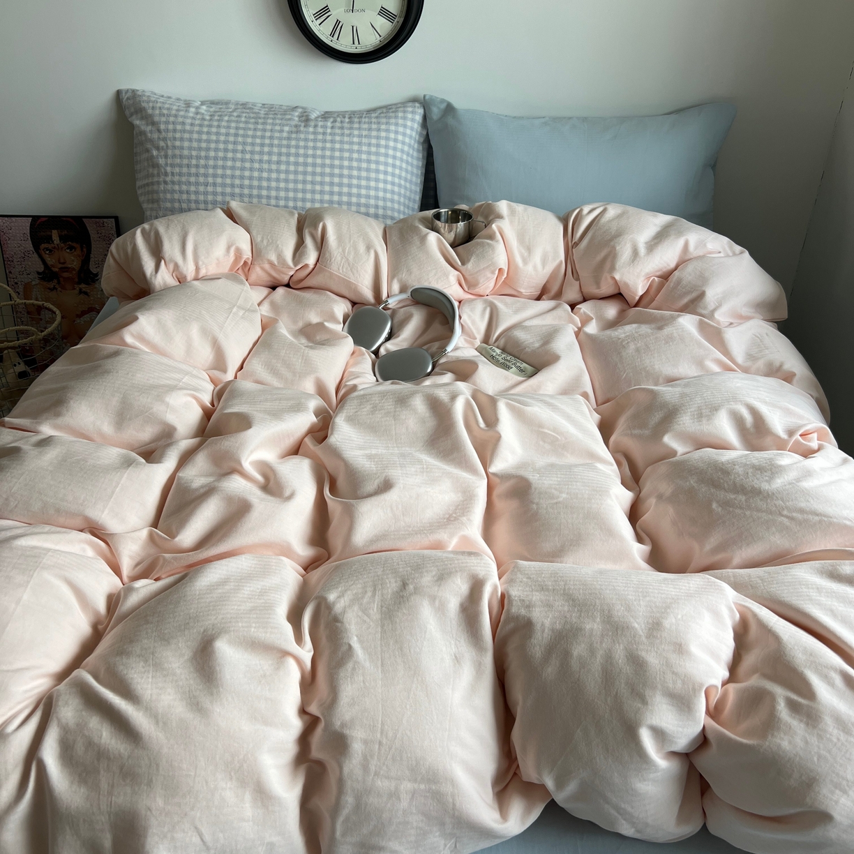 91家纺网 家纺一手货源 找家纺 蜜宿 2025新款全棉人字纹四件套（蜜糖少女） 蜜糖少女（蓝小格混搭樱兰）