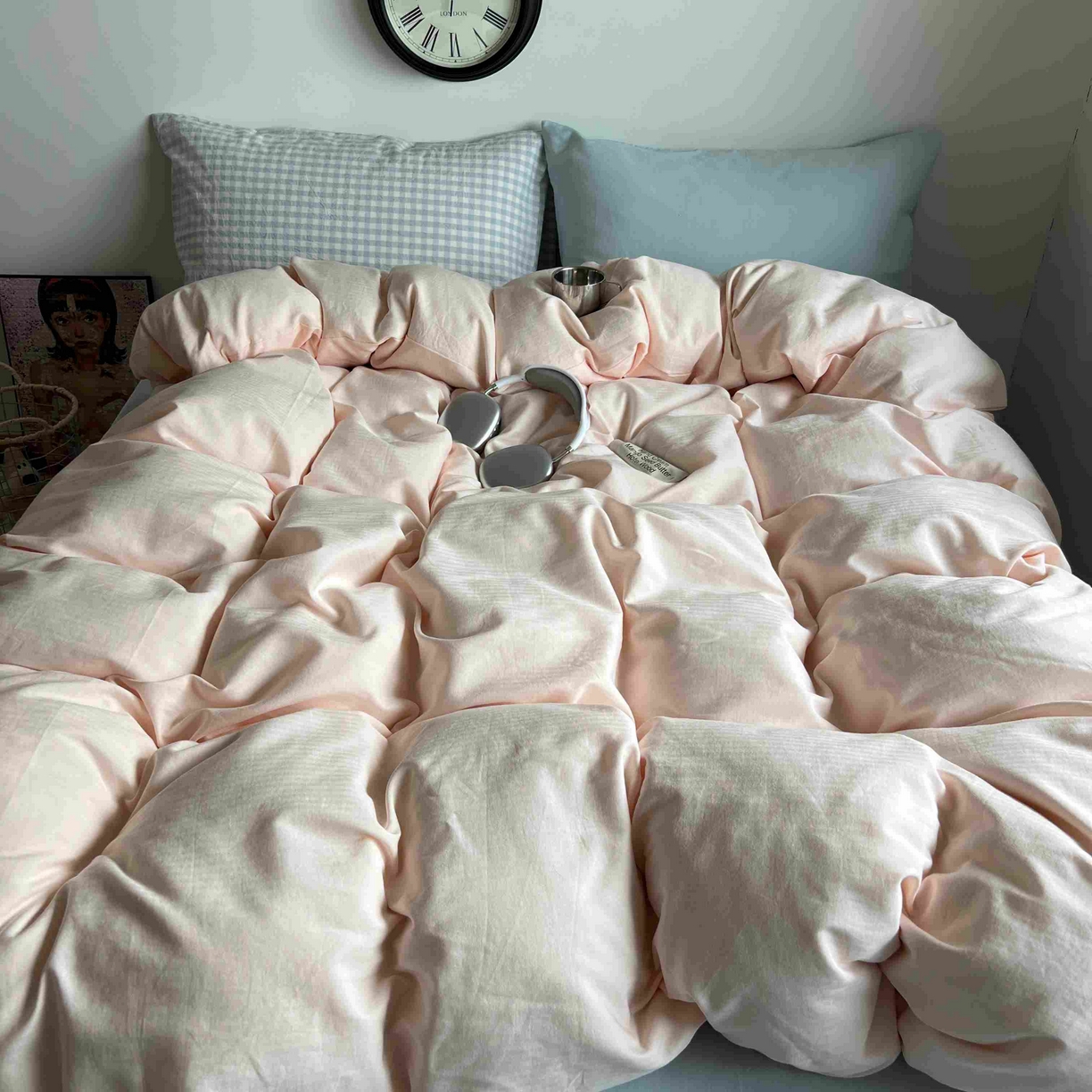 91家纺网 家纺一手货源 找家纺 蜜宿 2025新款全棉人字纹四件套（蜜糖少女） 蜜糖少女（蓝小格混搭樱兰）