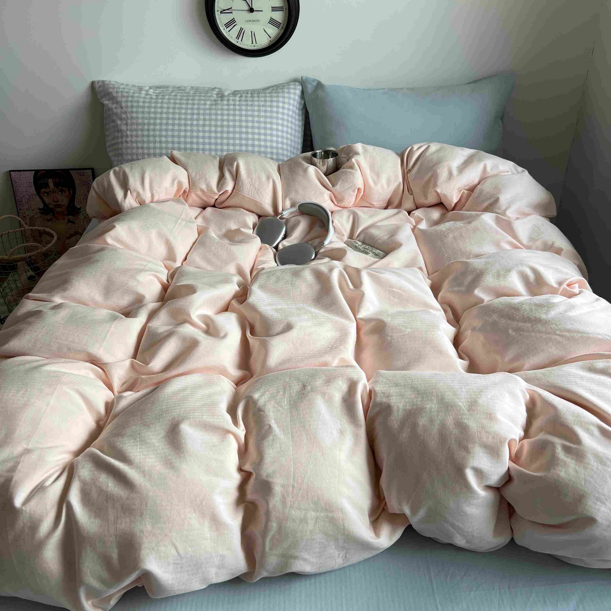 91家纺网 家纺一手货源 找家纺 蜜宿 2025新款全棉人字纹四件套（蜜糖少女） 蜜糖少女（蓝小格混搭樱兰）