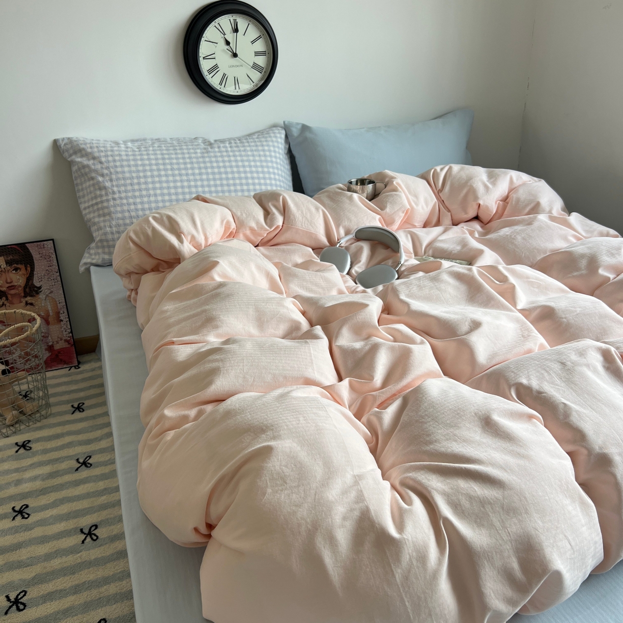 91家纺网 家纺一手货源 找家纺 蜜宿 2025新款全棉人字纹四件套（蜜糖少女） 蜜糖少女（蓝小格混搭樱兰）