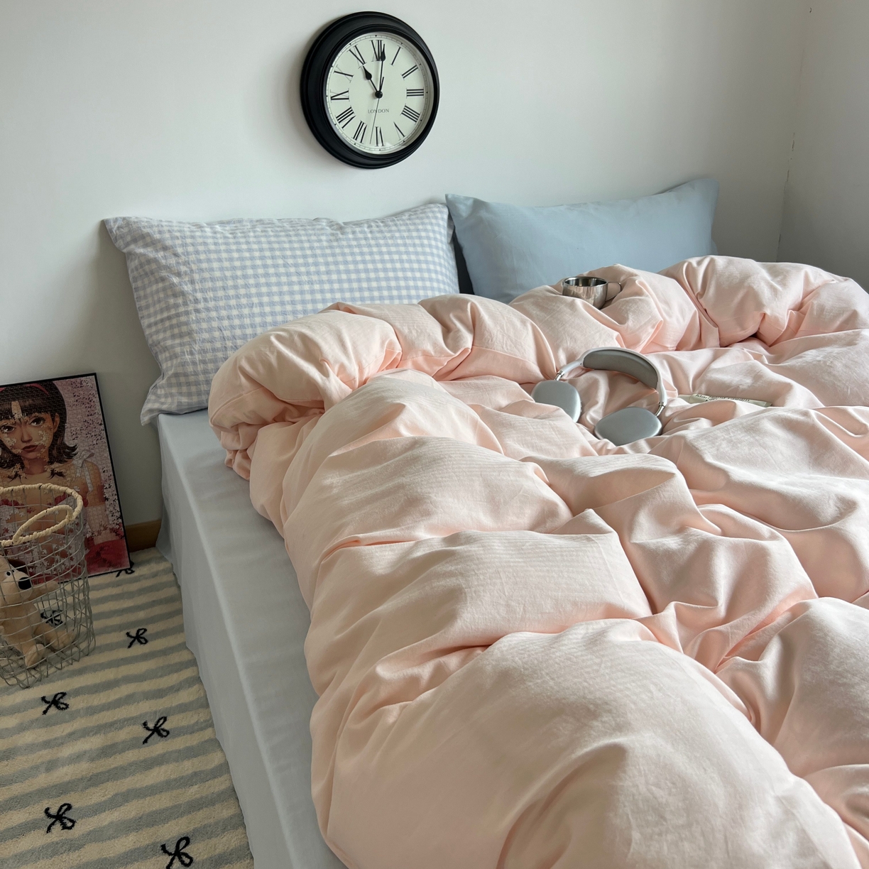 91家纺网 家纺一手货源 找家纺 蜜宿 2025新款全棉人字纹四件套（蜜糖少女） 蜜糖少女（蓝小格混搭樱兰）