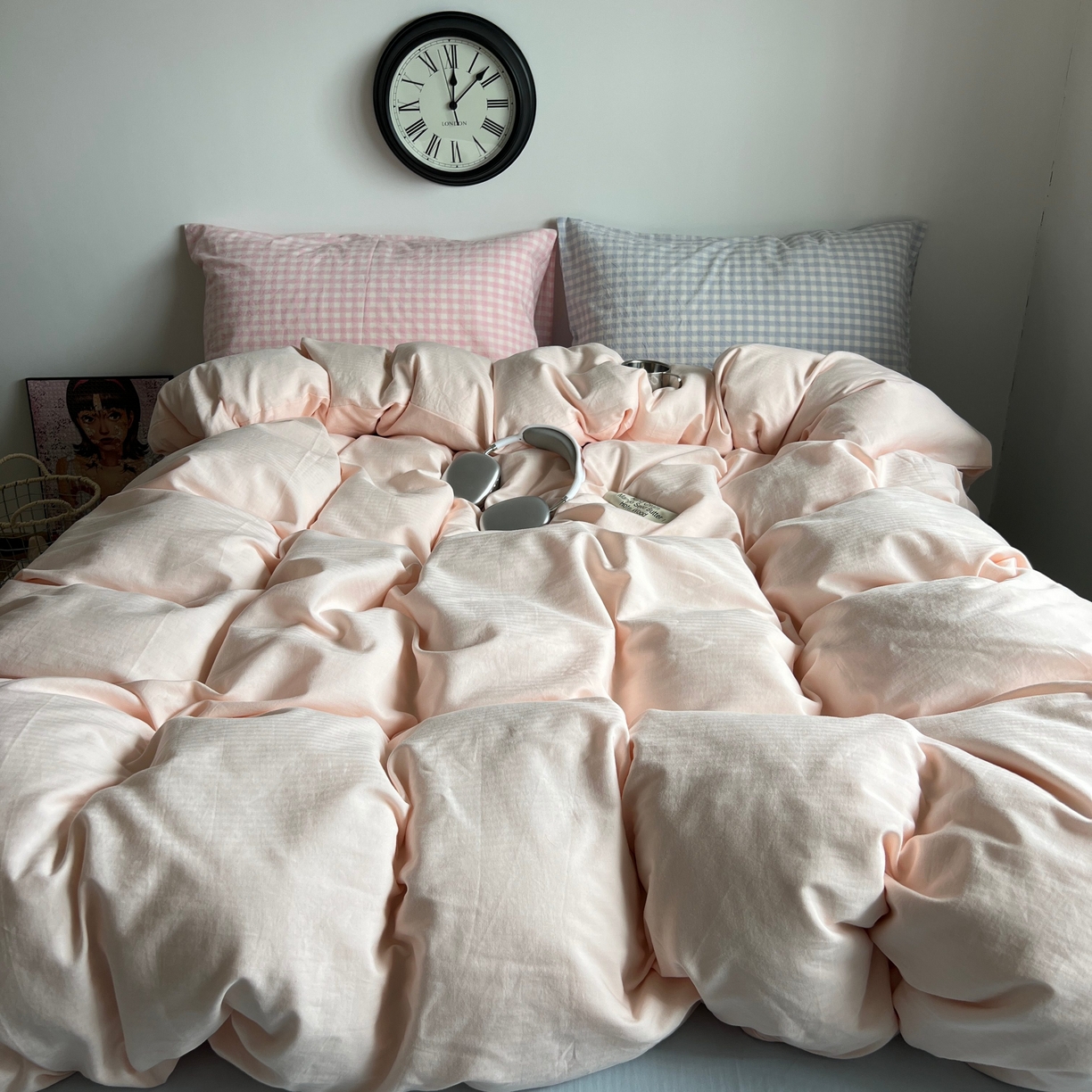 91家纺网 家纺一手货源 找家纺 蜜宿 2025新款全棉人字纹四件套（蜜糖少女） 蜜糖少女（粉小格混搭蓝小格）