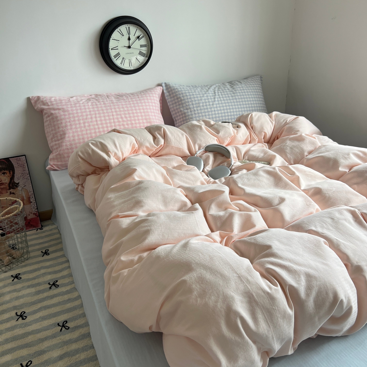 91家纺网 家纺一手货源 找家纺 蜜宿 2025新款全棉人字纹四件套（蜜糖少女） 蜜糖少女（粉小格混搭蓝小格）