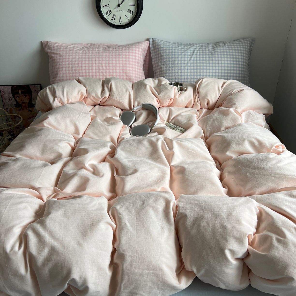 91家纺网 家纺一手货源 找家纺 蜜宿 2025新款全棉人字纹四件套（蜜糖少女） 蜜糖少女（粉小格混搭蓝小格）