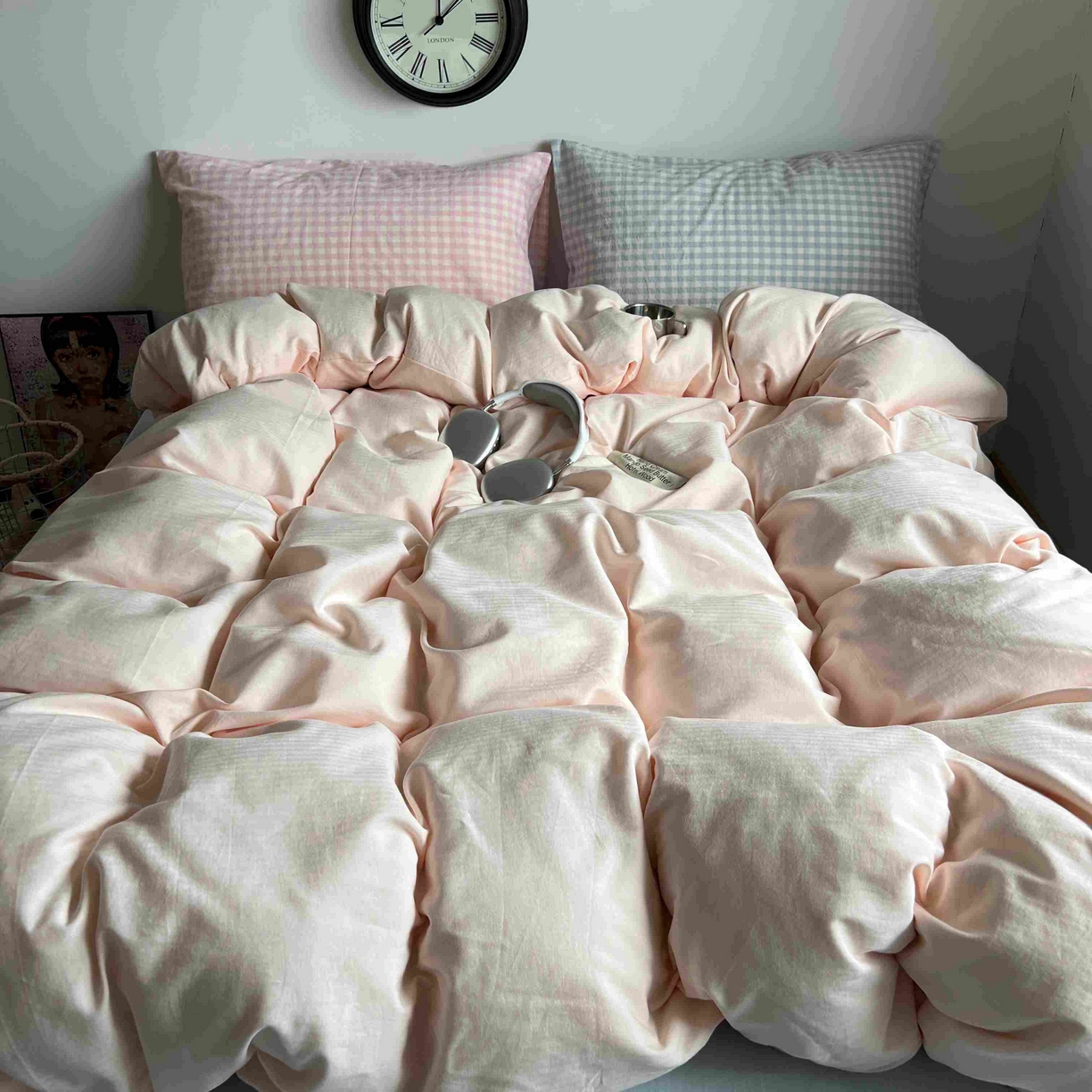 91家纺网 家纺一手货源 找家纺 蜜宿 2025新款全棉人字纹四件套（蜜糖少女） 蜜糖少女（粉小格混搭蓝小格）