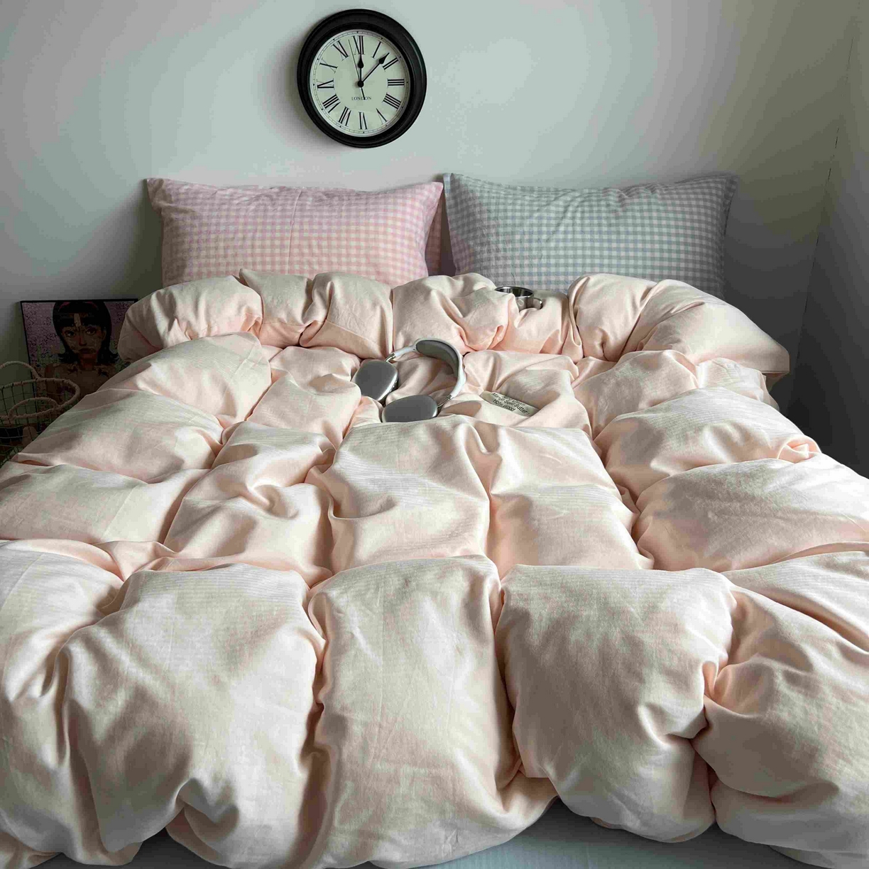 91家纺网 家纺一手货源 找家纺 蜜宿 2025新款全棉人字纹四件套（蜜糖少女） 蜜糖少女（粉小格混搭蓝小格）