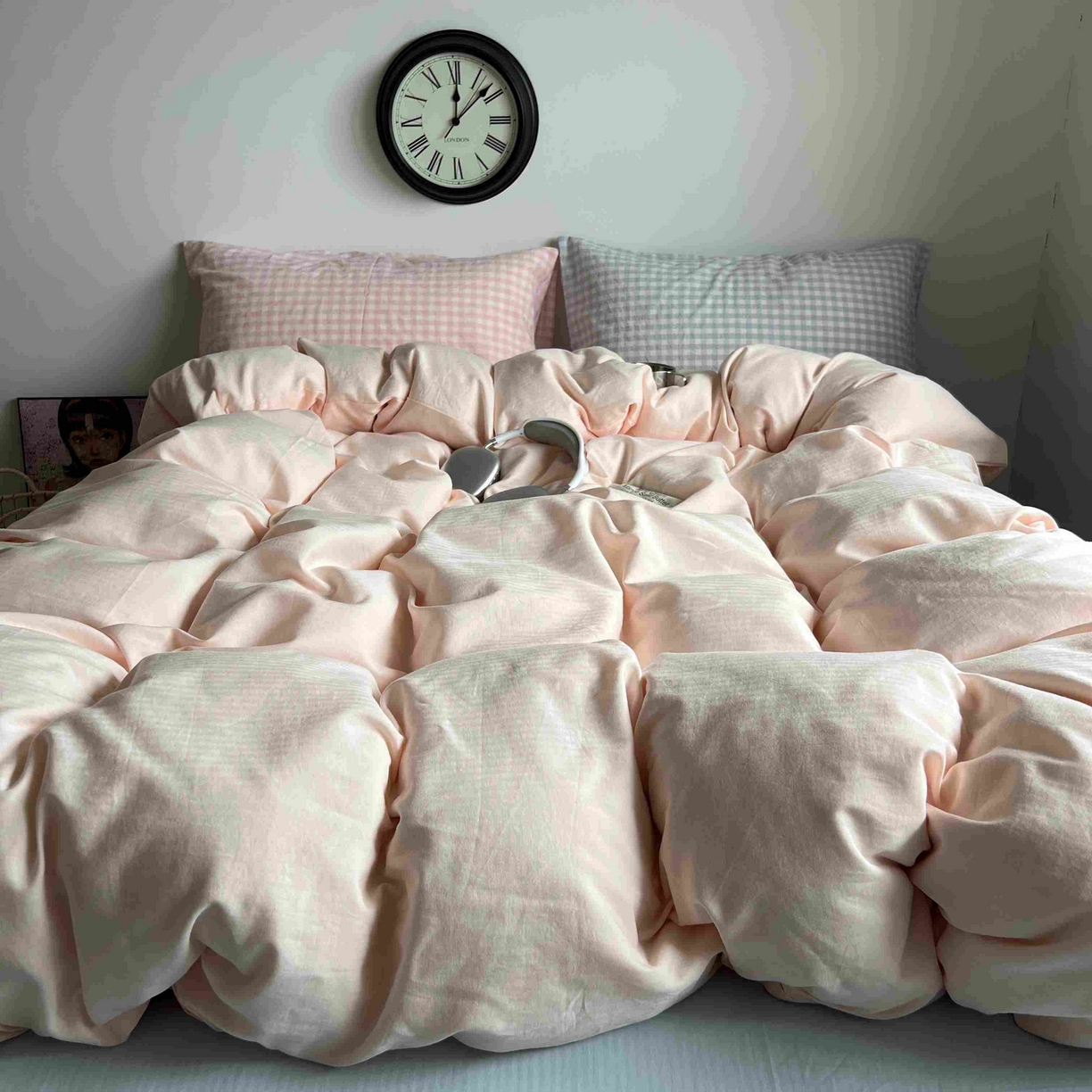 91家纺网 家纺一手货源 找家纺 蜜宿 2025新款全棉人字纹四件套（蜜糖少女） 蜜糖少女（粉小格混搭蓝小格）