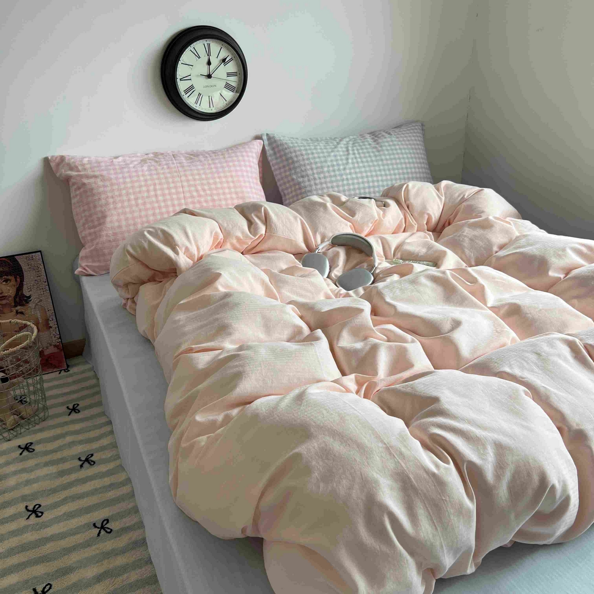 91家纺网 家纺一手货源 找家纺 蜜宿 2025新款全棉人字纹四件套（蜜糖少女） 蜜糖少女（粉小格混搭蓝小格）