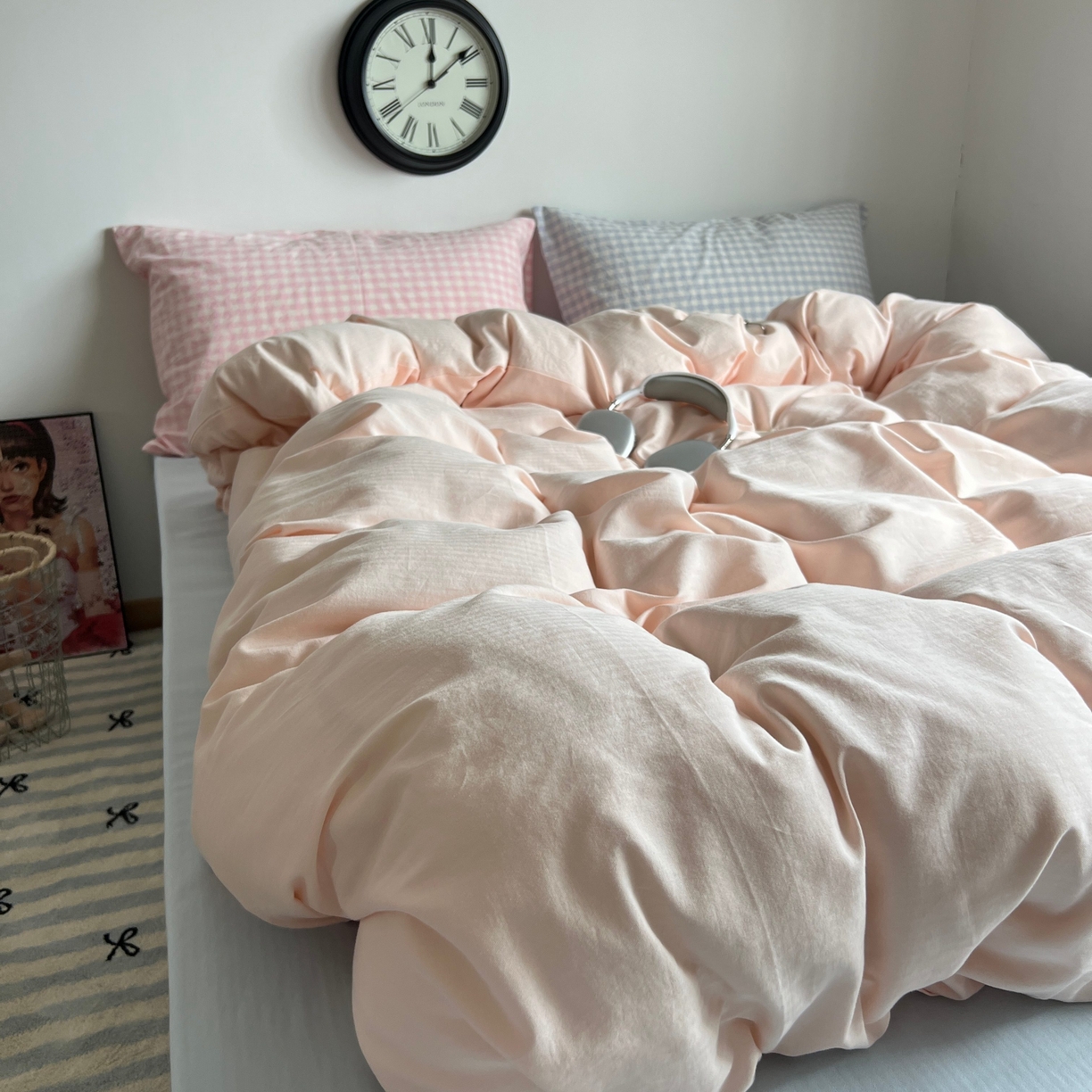 91家纺网 家纺一手货源 找家纺 蜜宿 2025新款全棉人字纹四件套（蜜糖少女） 蜜糖少女（粉小格混搭蓝小格）