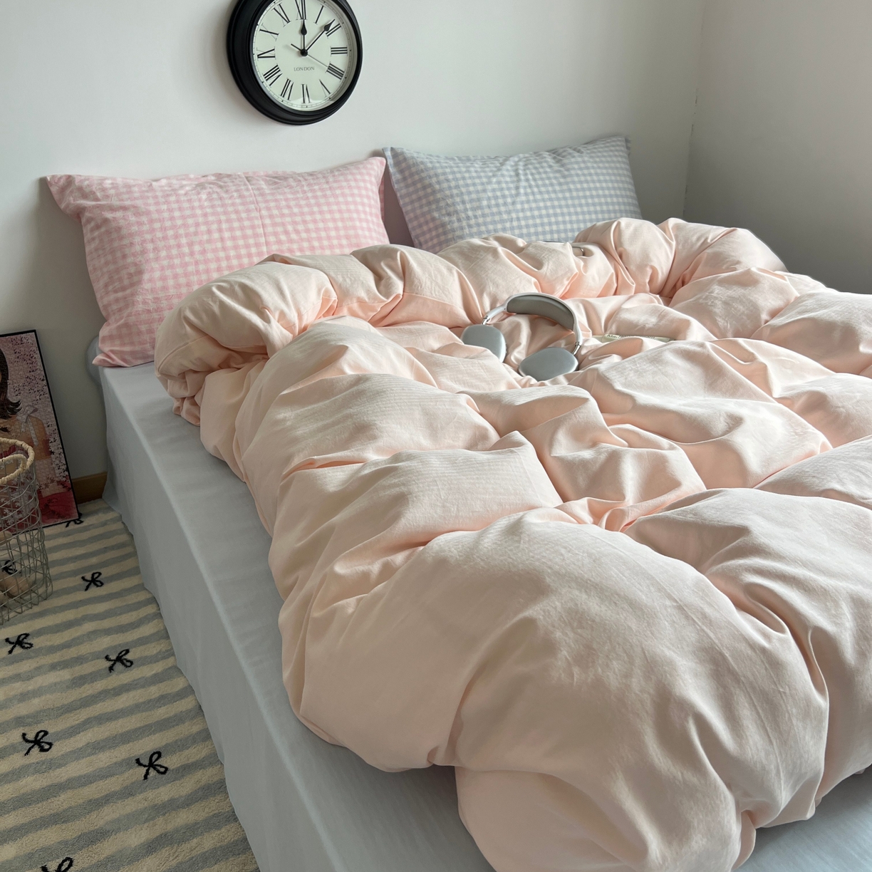 91家纺网 家纺一手货源 找家纺 蜜宿 2025新款全棉人字纹四件套（蜜糖少女） 蜜糖少女（粉小格混搭蓝小格）