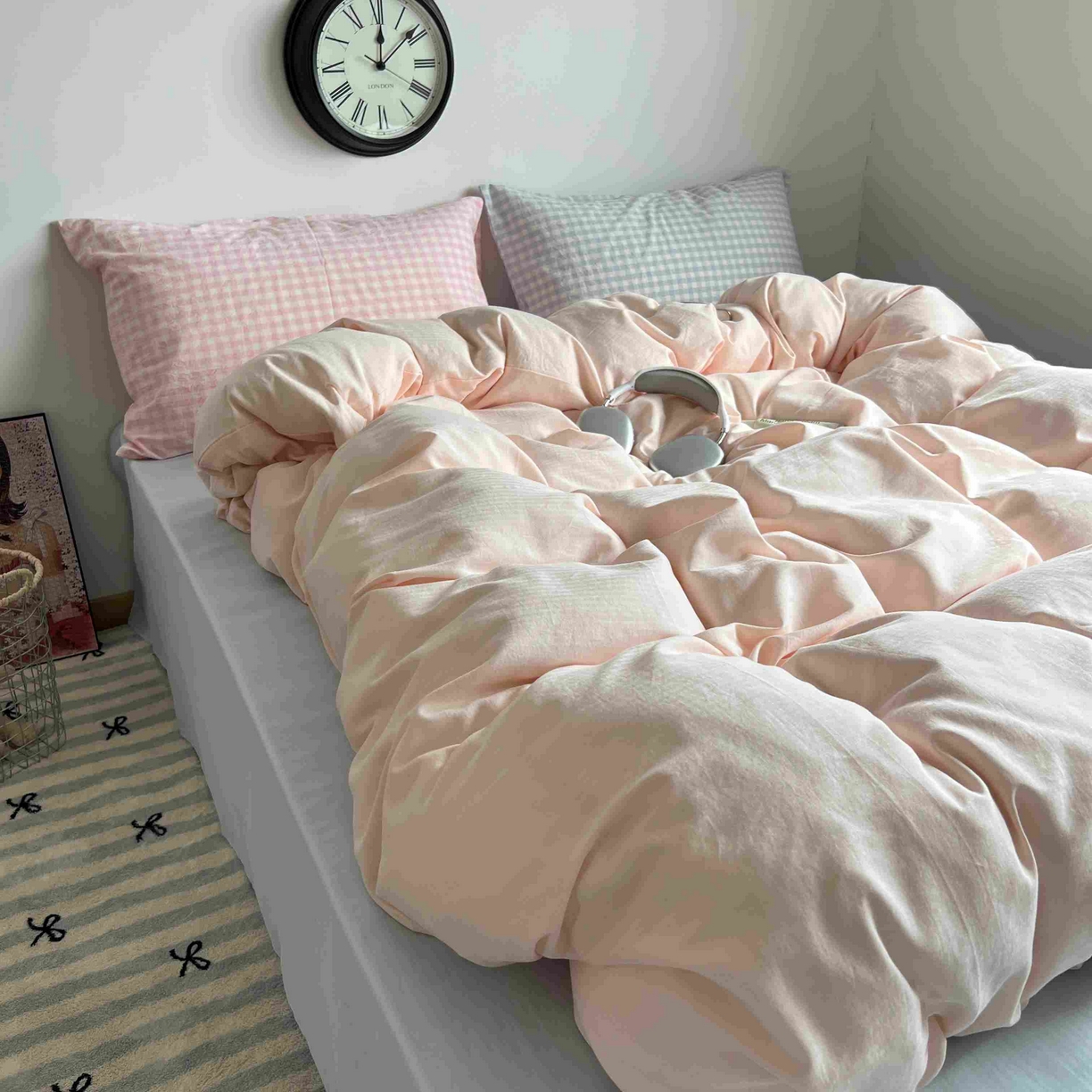 91家纺网 家纺一手货源 找家纺 蜜宿 2025新款全棉人字纹四件套（蜜糖少女） 蜜糖少女（粉小格混搭蓝小格）