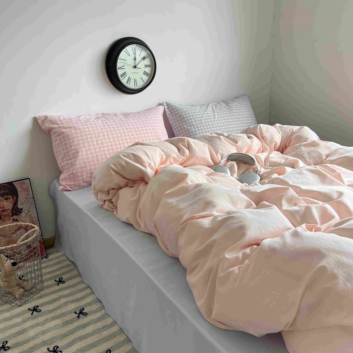 91家纺网 家纺一手货源 找家纺 蜜宿 2025新款全棉人字纹四件套（蜜糖少女） 蜜糖少女（粉小格混搭蓝小格）