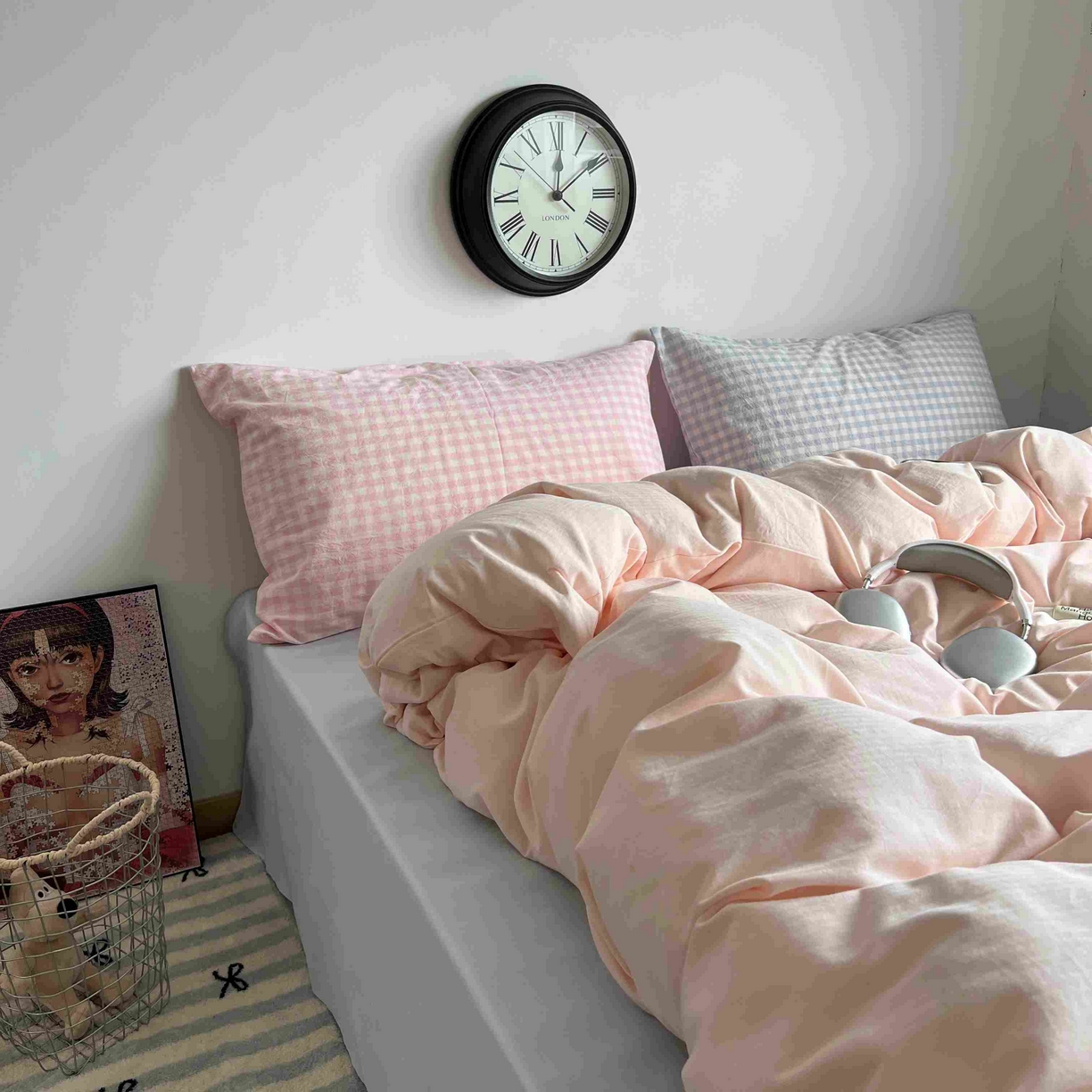 91家纺网 家纺一手货源 找家纺 蜜宿 2025新款全棉人字纹四件套（蜜糖少女） 蜜糖少女（粉小格混搭蓝小格）