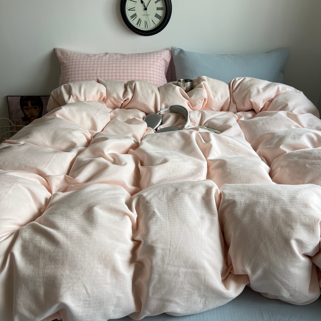 91家纺网 家纺一手货源 找家纺 蜜宿 2025新款全棉人字纹四件套（蜜糖少女） 蜜糖少女（粉小格混搭樱兰）