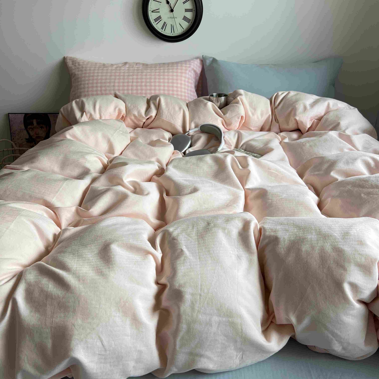 91家纺网 家纺一手货源 找家纺 蜜宿 2025新款全棉人字纹四件套（蜜糖少女） 蜜糖少女（粉小格混搭樱兰）