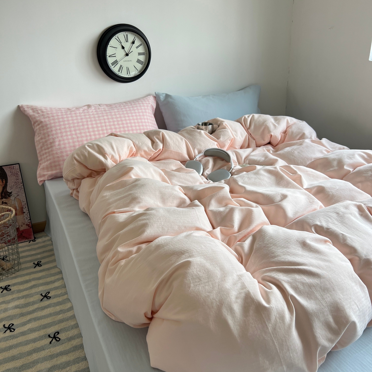 91家纺网 家纺一手货源 找家纺 蜜宿 2025新款全棉人字纹四件套（蜜糖少女） 蜜糖少女（粉小格混搭樱兰）