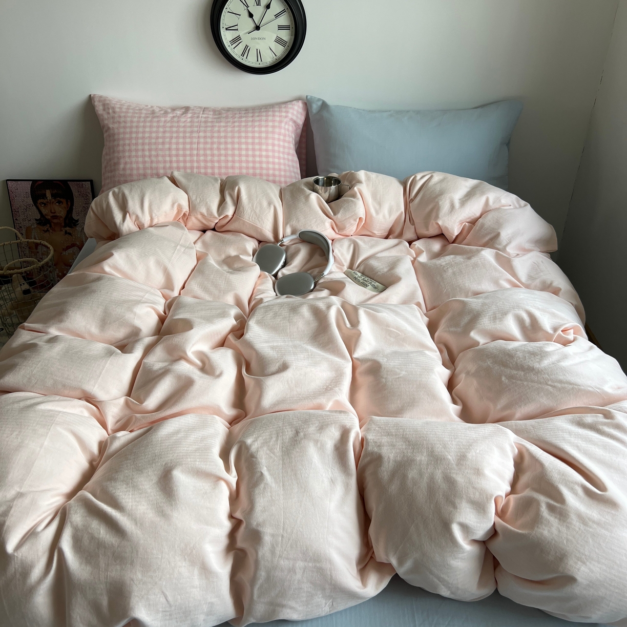 91家纺网 家纺一手货源 找家纺 蜜宿 2025新款全棉人字纹四件套（蜜糖少女） 蜜糖少女（粉小格混搭樱兰）