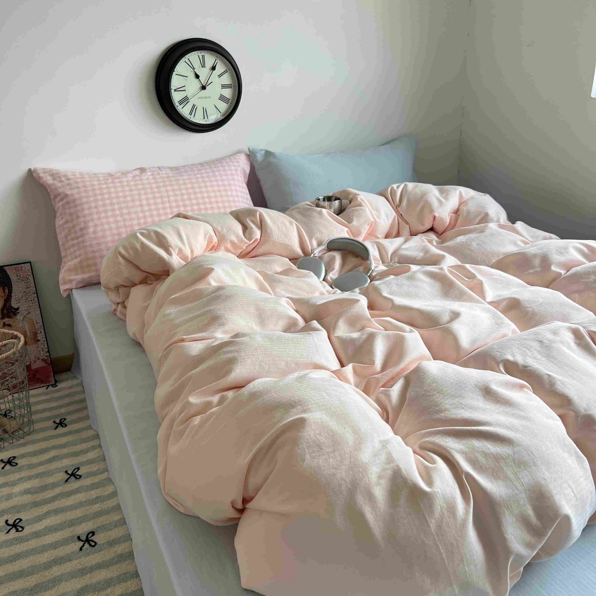 91家纺网 家纺一手货源 找家纺 蜜宿 2025新款全棉人字纹四件套（蜜糖少女） 蜜糖少女（粉小格混搭樱兰）