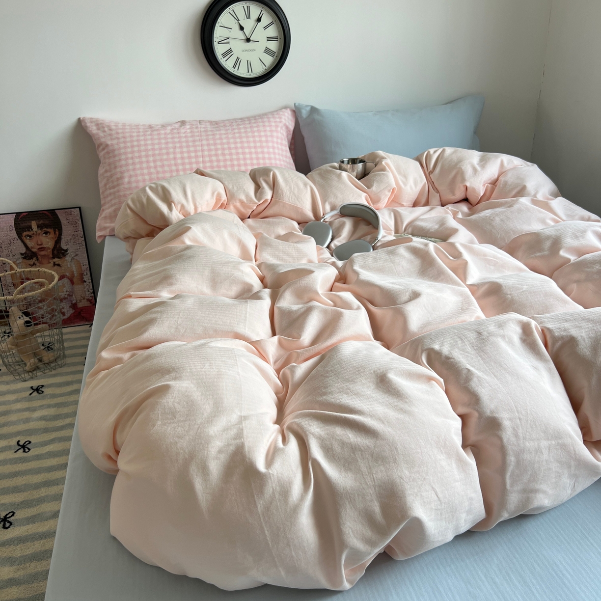 91家纺网 家纺一手货源 找家纺 蜜宿 2025新款全棉人字纹四件套（蜜糖少女） 蜜糖少女（粉小格混搭樱兰）