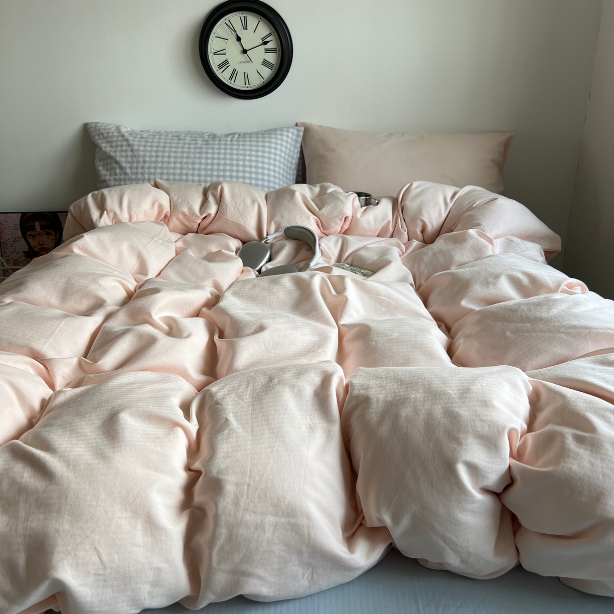 91家纺网 家纺一手货源 找家纺 蜜宿 2025新款全棉人字纹四件套（蜜糖少女） 蜜糖少女（蓝小格混搭樱粉）