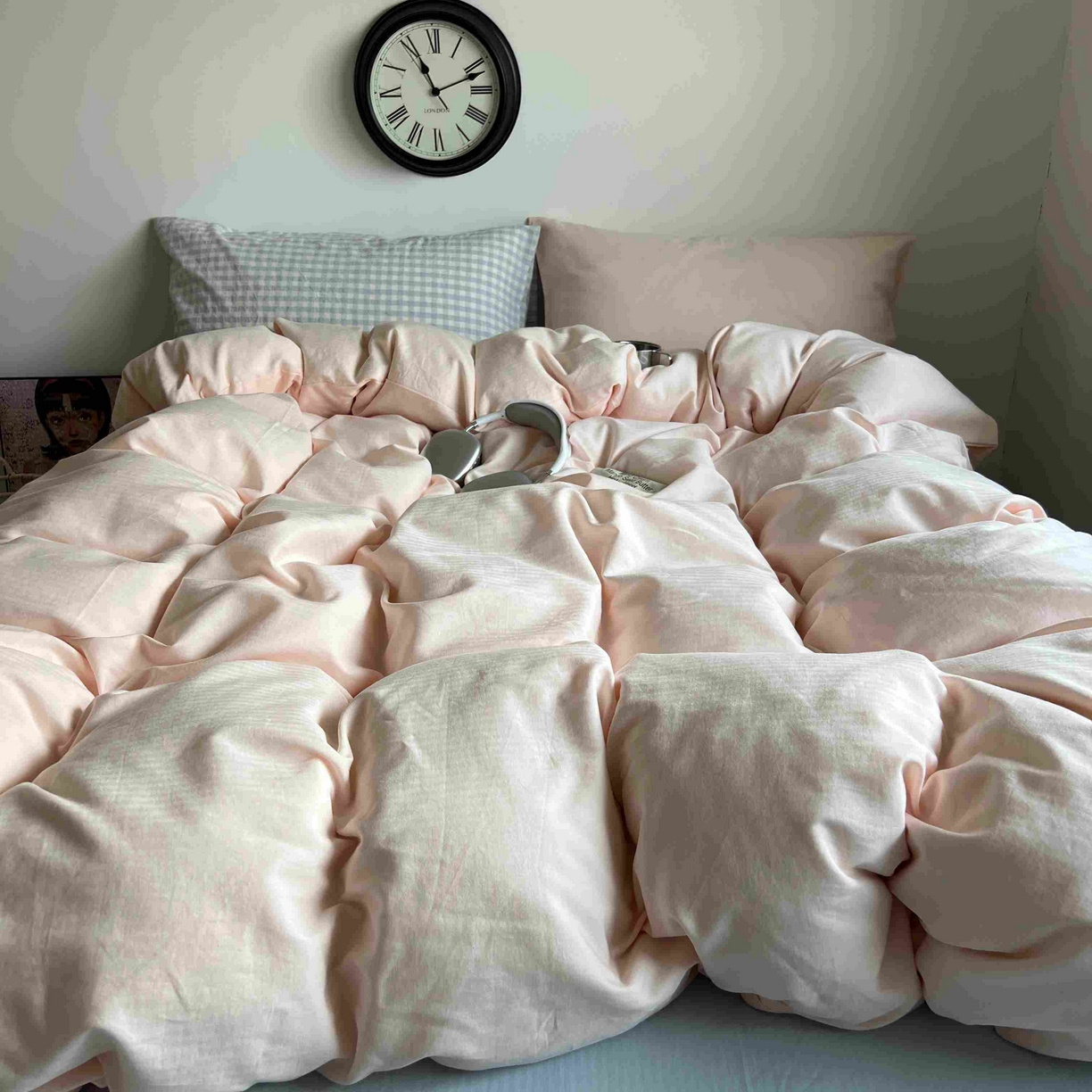 91家纺网 家纺一手货源 找家纺 蜜宿 2025新款全棉人字纹四件套（蜜糖少女） 蜜糖少女（蓝小格混搭樱粉）