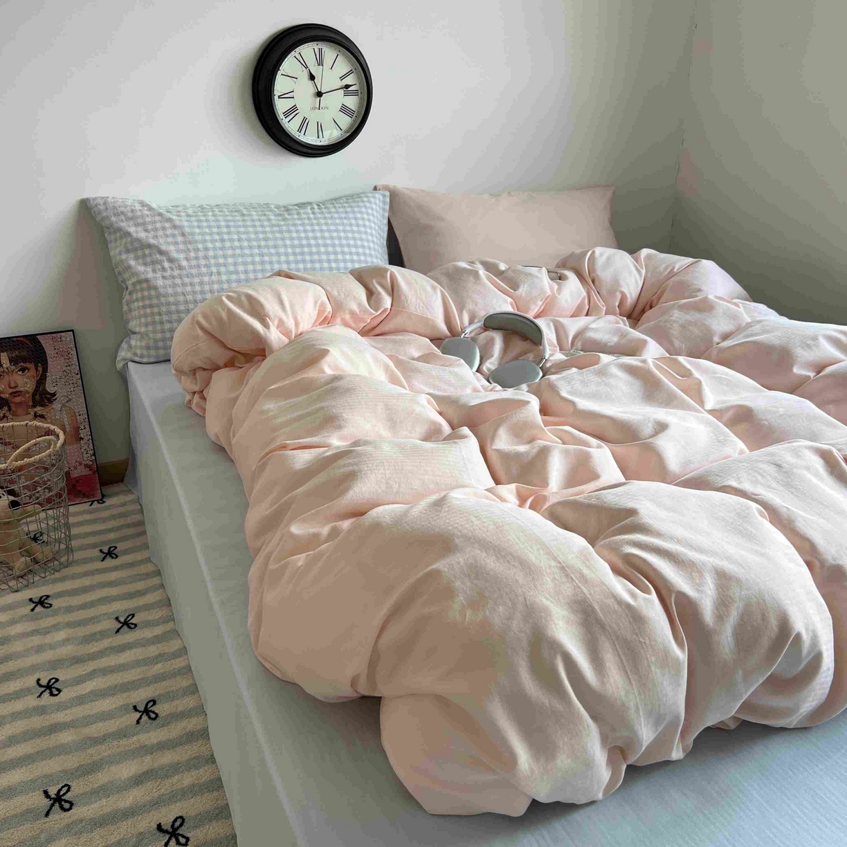 91家纺网 家纺一手货源 找家纺 蜜宿 2025新款全棉人字纹四件套（蜜糖少女） 蜜糖少女（蓝小格混搭樱粉）