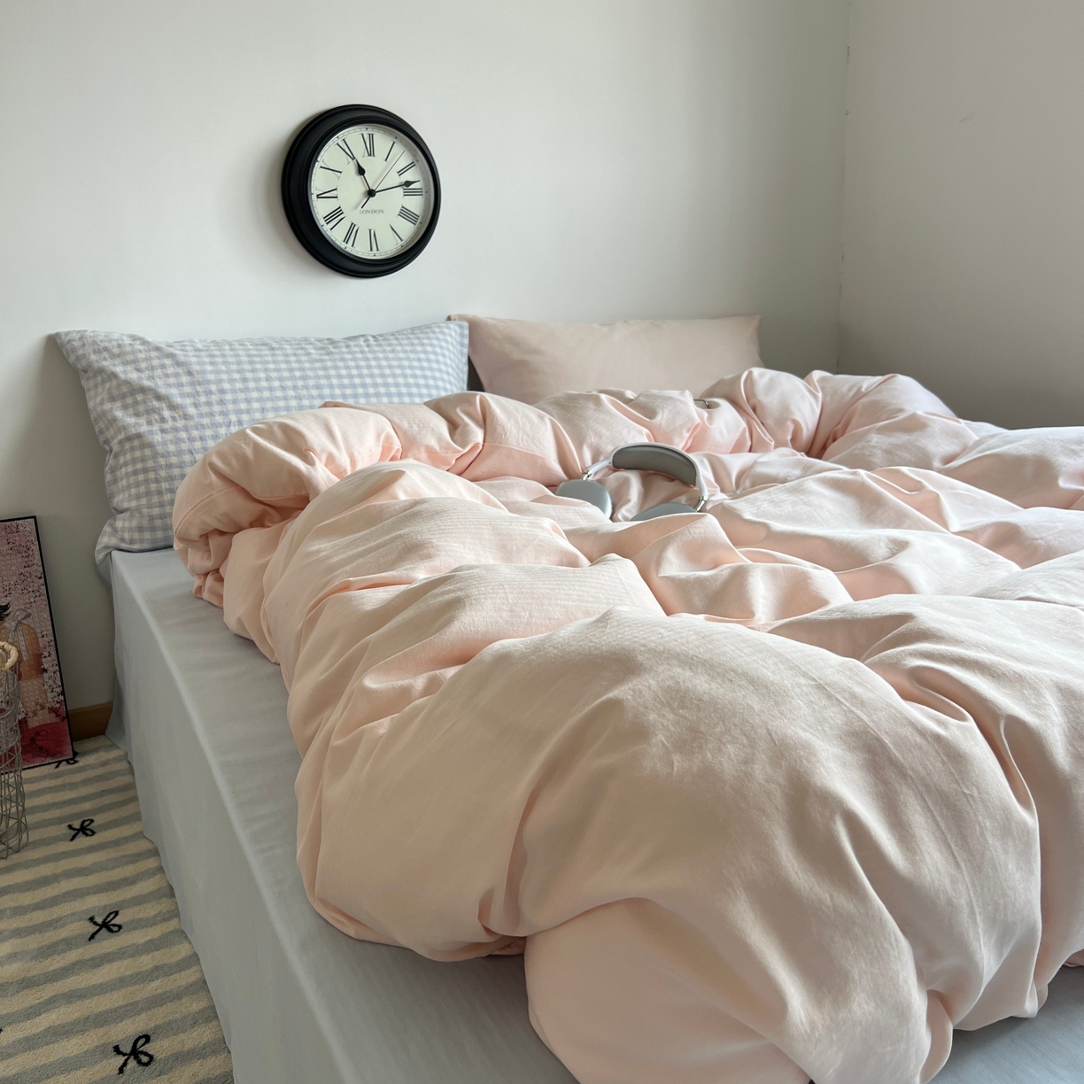 91家纺网 家纺一手货源 找家纺 蜜宿 2025新款全棉人字纹四件套（蜜糖少女） 蜜糖少女（蓝小格混搭樱粉）