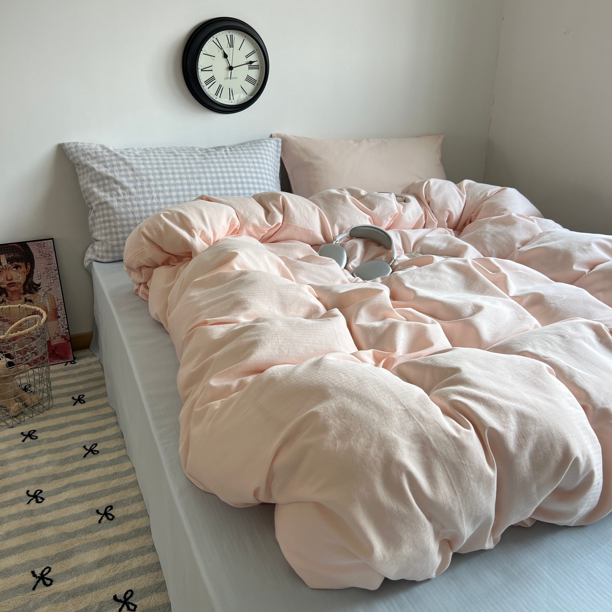 91家纺网 家纺一手货源 找家纺 蜜宿 2025新款全棉人字纹四件套（蜜糖少女） 蜜糖少女（蓝小格混搭樱粉）